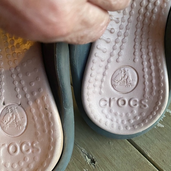 $19 clearance Crocs Flip Flop Sandals Women's 6 Pink Gray Slip On S16 - Picture 7 of 10